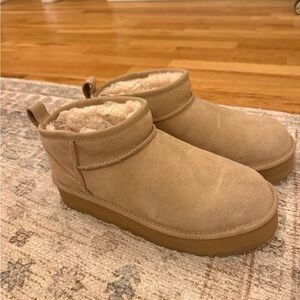 UGG Women's Ultra mini platform size 7.5/youth 6